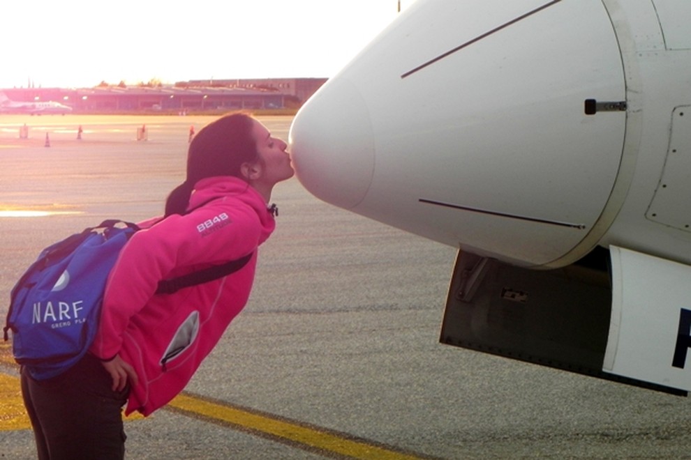 Pred odhodom je Taissha poljubila letalo za srečo.
