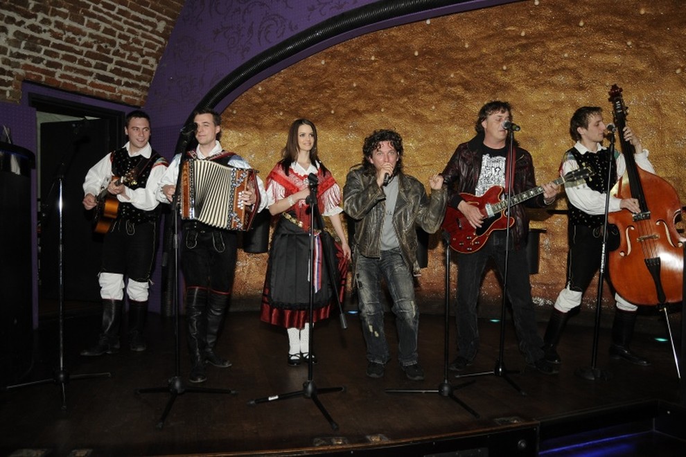 Pred začetkom tiskovne konference so člani Ansambla Žlindra in skupine Kalamari tudi zaigrali skladbo Narodnozabavni rock.