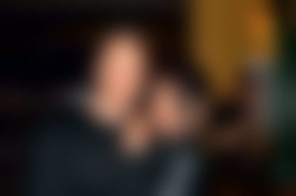 POSLOVNA NAVEZA Medtem ko Jasna zanika, da bi bila z najemnikom lokala En Pub, s katerim jo je ujel naš fotograf med nočnim druženjem, intimna, pa priznava, da imata poslovno zvezo, saj v lokalu strežejo njen cviček.