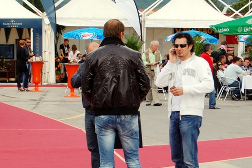 Primorsko veselo srečanje sta uprizorila tudi prometni minister Patrick Vlačič in Gianni Rijavec, očitno tudi stara glasbena znanca.