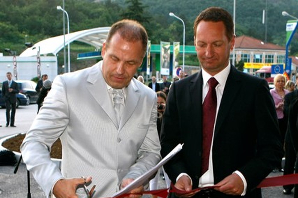 Lastniku Hotela in Casinoja Carnevale Rajku Hrvatiču je trak pomagal prerezati koprski župan Boris Popovič.