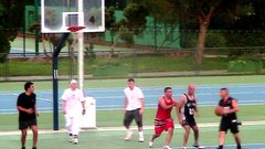 PAPARACO: Aleš Čepin, Rok Furlan in Steffanio igrajo košarko