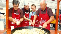 Tekmovanje v praženem krompirju v Kranju