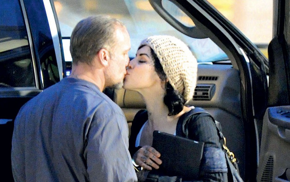 Pred kratkim so ju paparaci ujeli na letališču Austim, ko sta se poljubljala.  (foto: profimedia.hu)