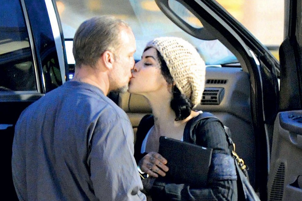 Pred kratkim so ju paparaci ujeli na letališču Austim, ko sta se poljubljala. 