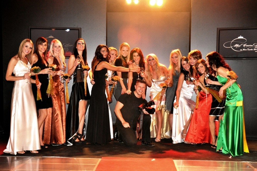 Finalistke Miss Casino Kongo za Miss Earth so pozirale z Majo Jamnik in Saro Frančeškin, ter modnim fotografom Vesminom Kajtazovičem ob koncu prireditve.