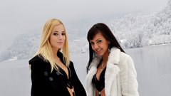 Misici Ana in Kristina sta se za revijo Nova podali na sneg v kopalkah.