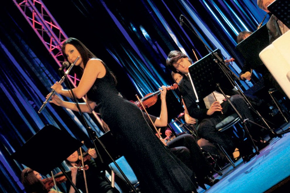 Glasbeno nit večera je z unikatnim nastopom ob spremljavi Obalnega komornega orkestra popestrila tudi mednarodno priljubljena pevka Tinkara Kovač.