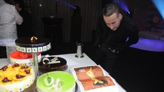 Fotograf Matej Grošelj, ki je ovekovečil Tino Gorenjak v jubilejnem Playboyu, se ni mogel upreti slastnim tortam mojstra Kuharja. 