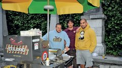 S slastnimi prigrizki 'ful dog' so postregli nekdanji hokejisti Jan Bobnarič, Gregor Polončič in Luka Žagar. 