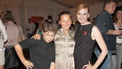 Dramaturginja in igralka Ajda Rooss s sinom Lanom Rooss Remeta z  Heleno Grahek iz Lustra.