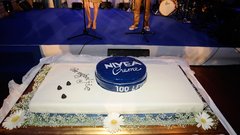 Torta ob 100-letnici kreme Nivea