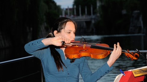 Koncert Anje Bukovec na splavu na Ljubljanici