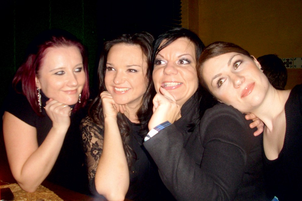Nerazdružljive: Alenka s prijateljicami, ki jim pravi moje babe. Od leve so Jana Grum Žekar, Tanja Nemec in Barbara Husu.