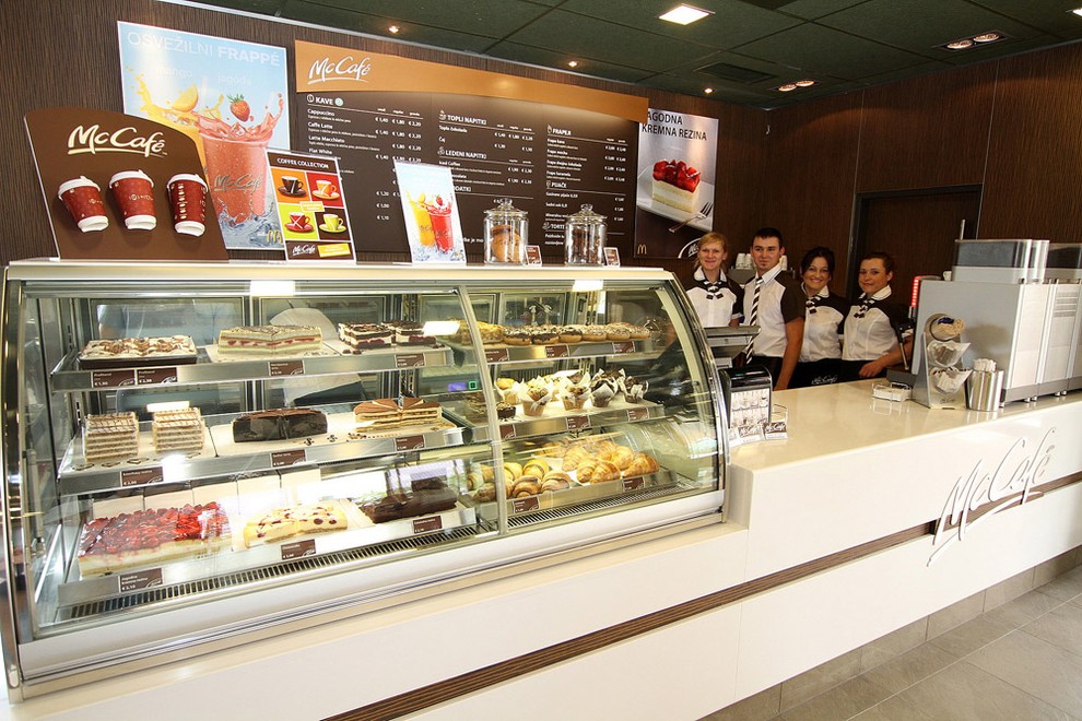 Obiskovalci prenovljene restavracije McDonald's si v McCafe-ju lahko privoščijo tudi okusne slaščice, ki jim jih bo postreglo prijazno osebje.