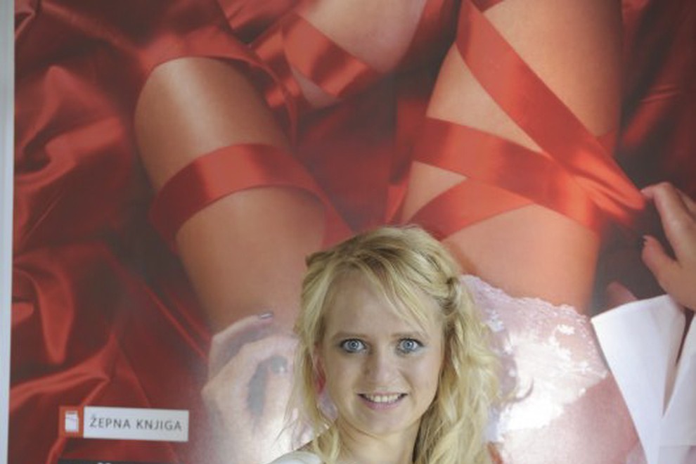 Marjanca Scheicher je vesela pozirala pred plakatom za Kešpičko 2