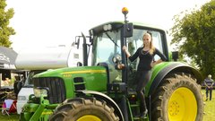 Misica Maja Jamnik je ugotovila, da ji traktor prav dobro pristoji.