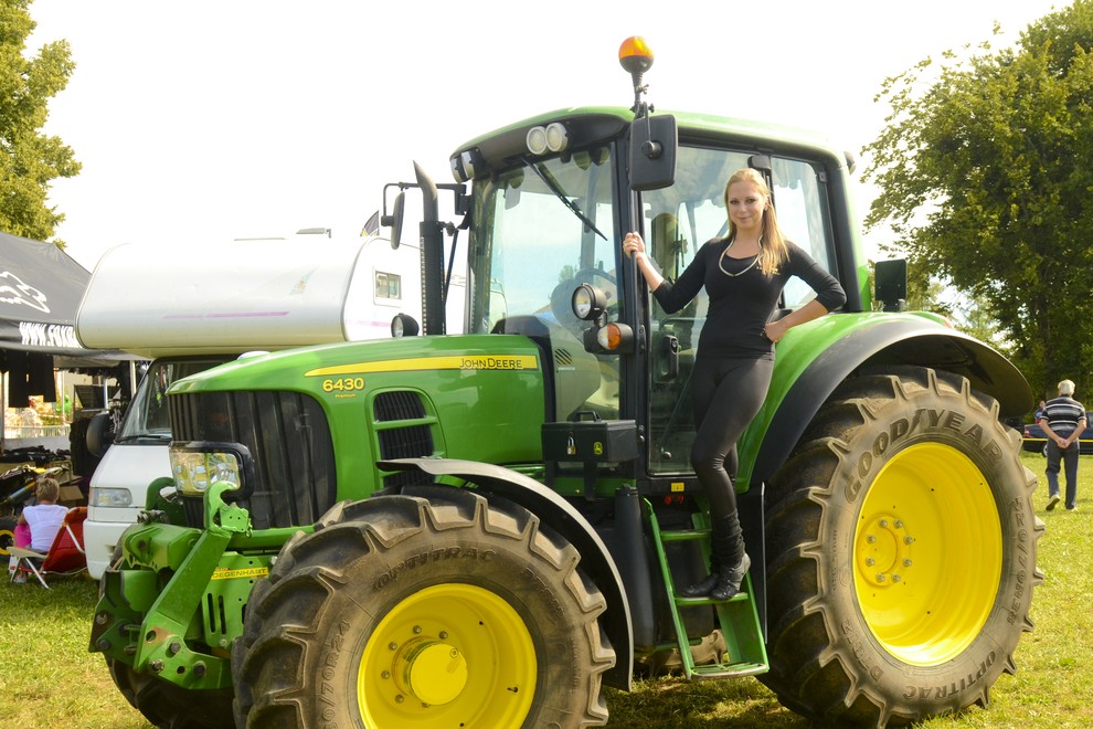 Misica Maja Jamnik je ugotovila, da ji traktor prav dobro pristoji.