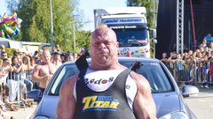Najmočnejši Slovenec Gregor Stegnar je kar devetkrat v eni minuti dvignil avtomobil.