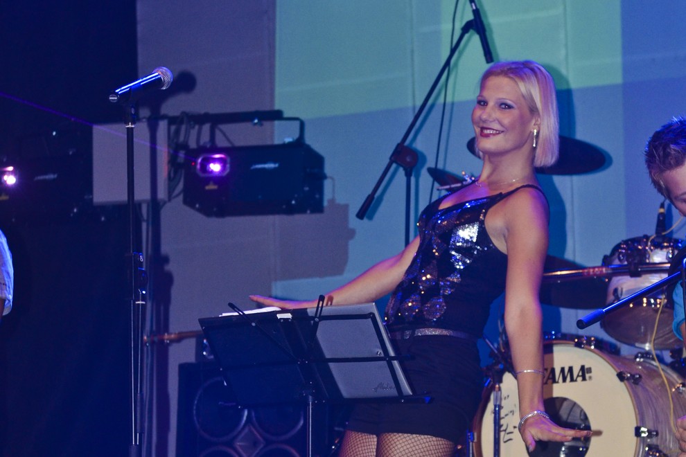 Seksi pevka ansambla veseliSVATJE Anita je med nastopom tudi malo pozirala.