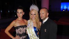 Lastnika licence Miss Earth Slovenija zakonca Šajn sta ponosno stisnila medse svojo novo misico.