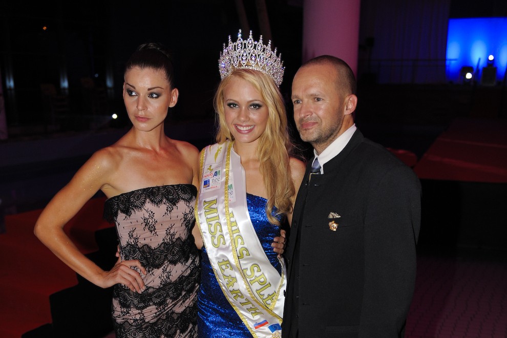 Lastnika licence Miss Earth Slovenija zakonca Šajn sta ponosno stisnila medse svojo novo misico.