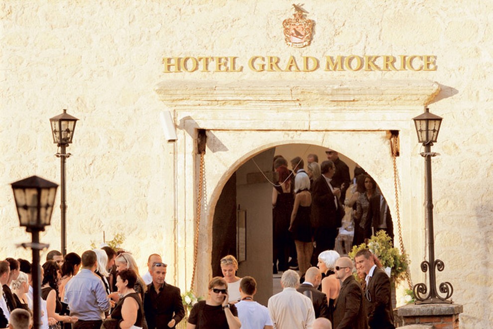 Prečudoviti ambient hotela Grad Mokrice, kjer se je zgodila poroka leta.