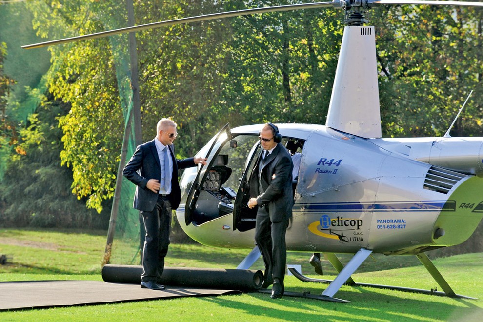 Kot se za bogataša spodobi, je Rajko na svojo poroko priletel kar s helikopterjem.