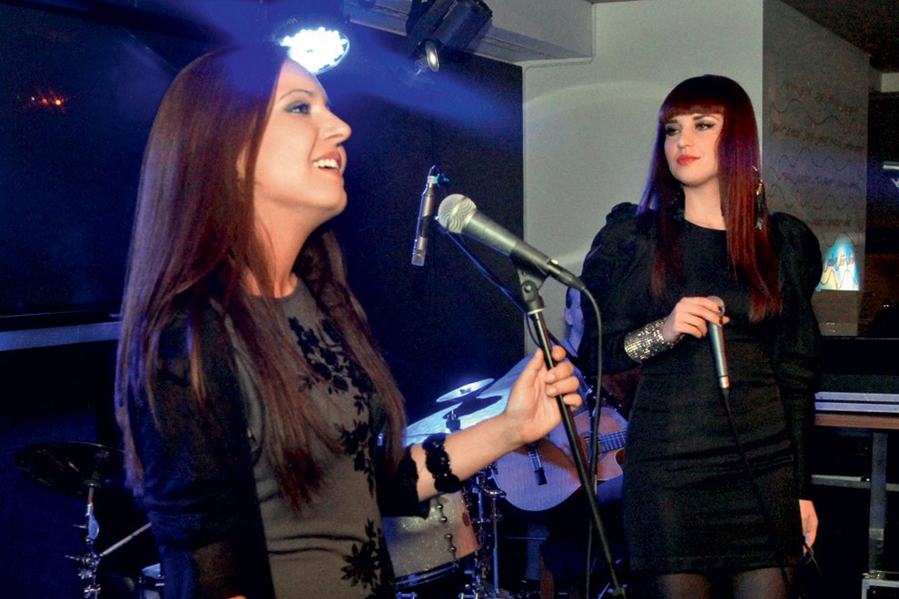 V zasedbi, ki jo sestavlja šest članov, med drugim tudi pevki Maja Keuc in Ana Bezjak, se trudijo obujati tradicijo slovenske popevke.