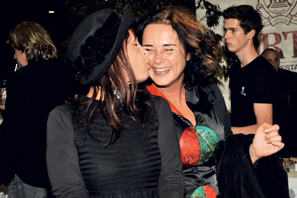 Igralka Violeta Tomič je s poljubčkom čestitala glavni igralki v filmu Urški Hlebec. 