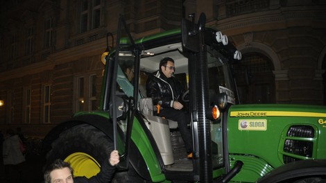 Branko Đurić - Đuro na premiero kar s traktorjem