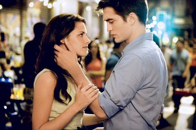 Pattinson je med drugim izjavil, da je zelo staromoden, ko gre za ljubezen, in da je v tem pogledu podoben Edwardu Cullenu, liku iz sage Somrak.  (foto: Profimedia.si)