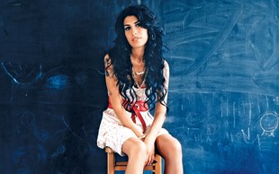 Amy Winehouse: Prodali njeno obleko