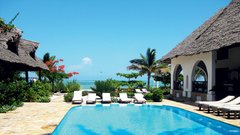 Next Paradise Boutique Resort, kjer so praznične dni preživeli Boris, Marijana in Aleks, je majhen, intimen, butičen hotel s 16 sobami. Vse sobe so klimatizirane in imajo idiličen pogled na morje. Raztega se na površini 13 tisoč kvadratnih metrov in leži ob Indijskem oceanu.