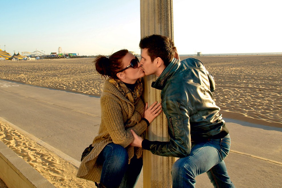 Sandi in Rebeka sta bila na plaži Santa Monica romantično razpoložena ...