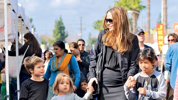 Angelina Jolie z otroci (foto: Profimedia.si)