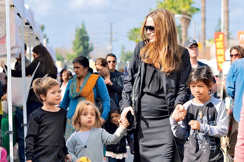 Angelina Jolie z otroci (foto: Profimedia.si)