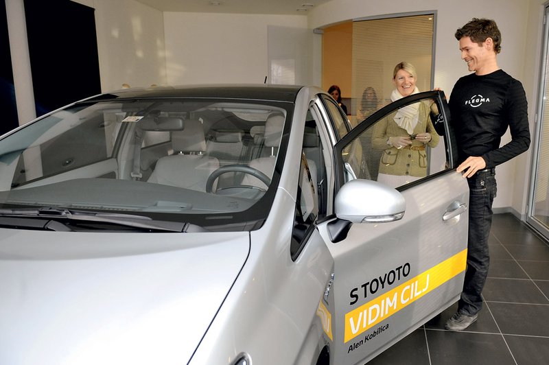 Senja Vraber, direktorica marketinga pri Toyota Slovenija, je Alenu predala ključe novega Priusa. (foto: Primož Predalič)