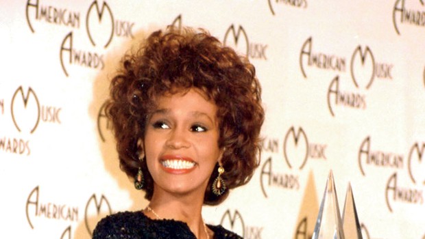 Whitney Houston je dobitnica dveh emmyjev, šestih grammyjev, 30 glasbenih nagrad billboard in 22 ameriških glasbenih nagrad, v njeni bogati glasbeni karieri pa se je skupno nabralo kar 415 različnih nagrad.  
 (foto: Profimedia.si)