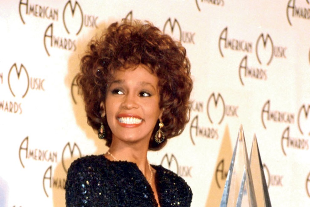 Whitney Houston je dobitnica dveh emmyjev, šestih grammyjev, 30 glasbenih nagrad billboard in 22 ameriških glasbenih nagrad, v njeni bogati glasbeni karieri pa se je skupno nabralo kar 415 različnih nagrad.  
