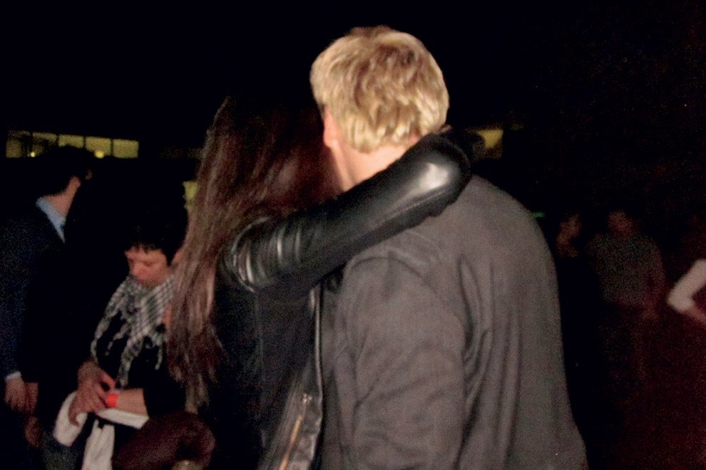Nič kaj sramežljivo sta se na koncertu objemala in poljubljala.