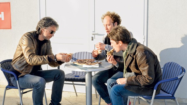 Za zajtrk je bila tokrat pica v družbi fantov iz skupine Escobars, na sončku, v pravem primorskem vzdušju 'na izi'. (foto: Primož Predalič)