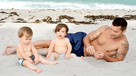 Ricky Martin: Po dvojčkih si s fantom želita še hčerko