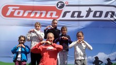 Špela Grošelj s puncami drsalnega kluba Labod Bled