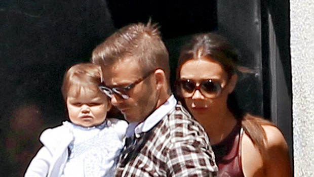Victoria Beckham v družbi hčerke Harper in moža Davida. (foto: Profimedia.si)