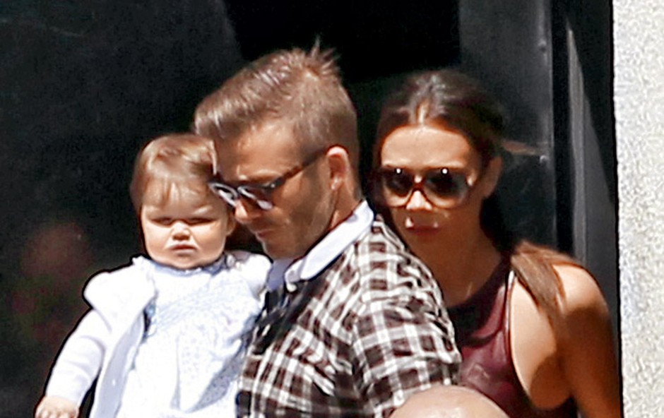 Victoria Beckham v družbi hčerke Harper in moža Davida. (foto: Profimedia.si)