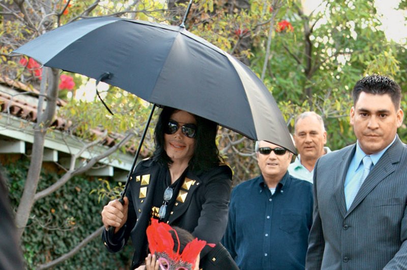 Michael Jackson z osebnim stražarjem Mattom Fieldsom (foto: Profimedia.si)