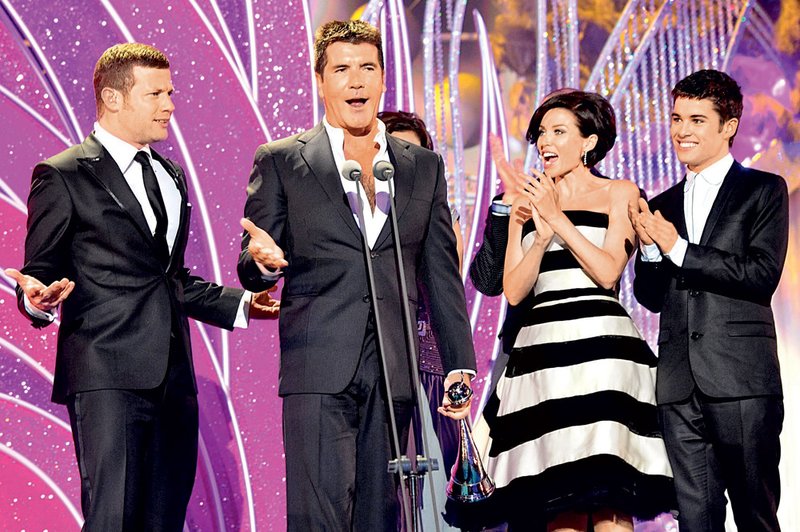 X Factor s Simonom Cowellom na čelu in Dannii Minogue v ozadju. (foto: Profimedia.si)