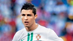 Nogometni Apolon Cristiano Ronaldo je lani zaslužil 42,5 milijona dolarjev in s tem ‘prekosil’ svojega največjega tekmeca, Argentinca Lionela Messija, ki se lahko pohvali s ‘samo’ 39 milijoni lanskega zaslužka.