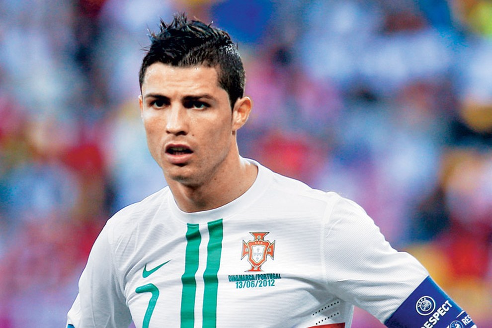 Nogometni Apolon Cristiano Ronaldo je lani zaslužil 42,5 milijona dolarjev in s tem ‘prekosil’ svojega največjega tekmeca, Argentinca Lionela Messija, ki se lahko pohvali s ‘samo’ 39 milijoni lanskega zaslužka.